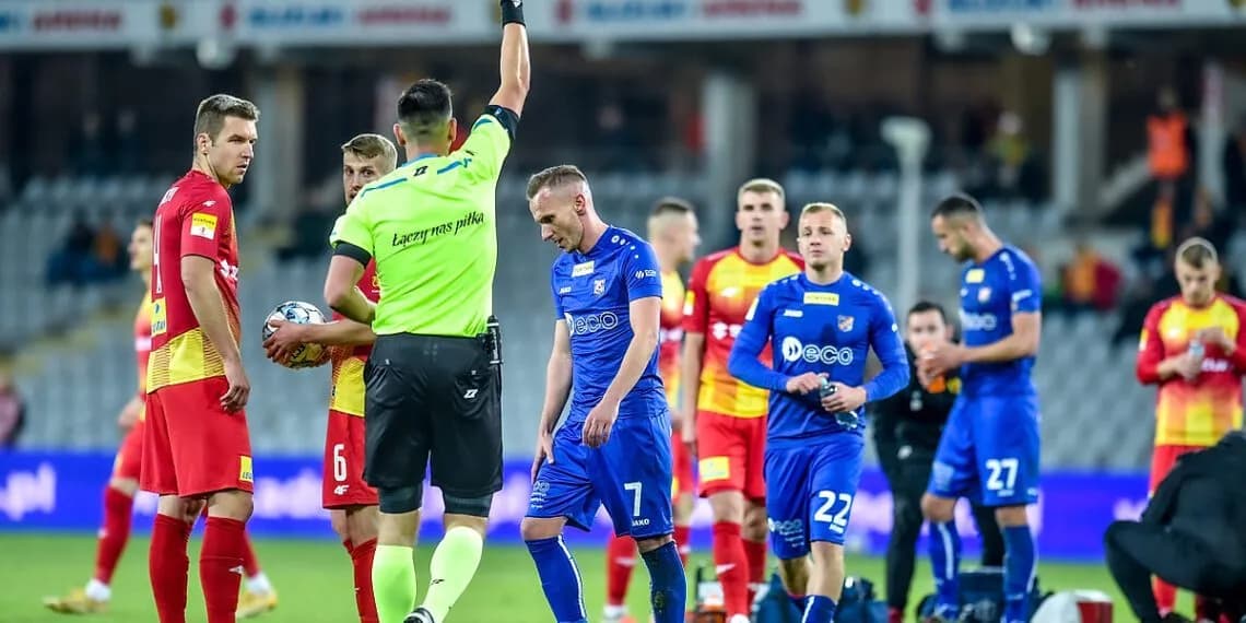 Czerwona kartka w piłce nożnej - co oznacza i jakie są konsekwencje