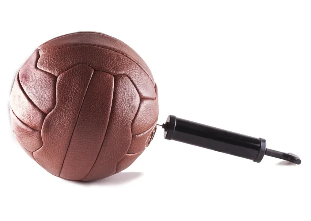 Jak wyjąć igłę z piłki bez ryzyka uszkodzenia wentyla?