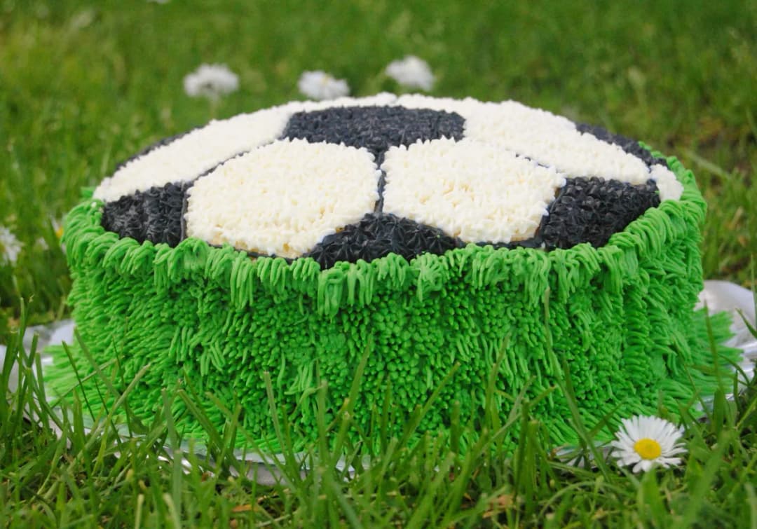 Jak zrobić tort w kształcie piłki nożnej - proste kroki i triki