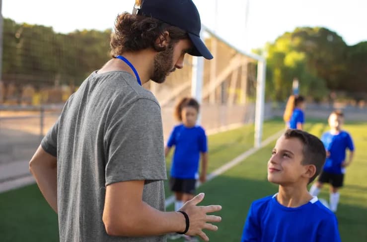 Ile zarabia trener piłki nożnej dzieci? Odkryj prawdziwe zarobki w Polsce